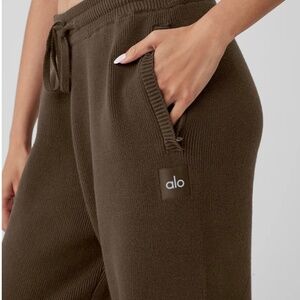 Alo yoga scholar straight leg sweatpants Espresso in color.
